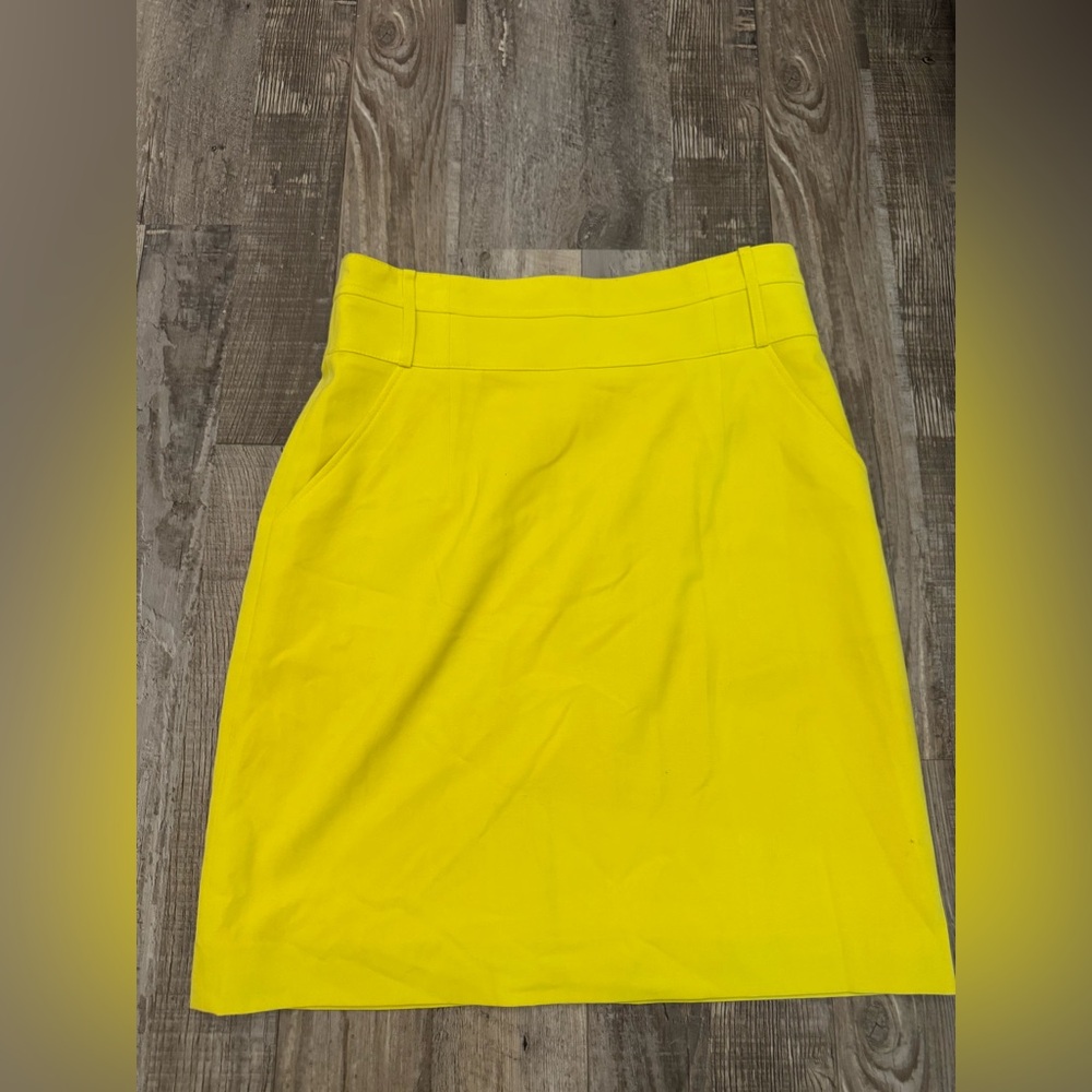 Gianni Bini yellow skirt size 6 with a slit in the back